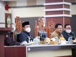 wakil-gubernur-sulawesi-selatan-andi-sudirman-sulaiman-membacakan-jawaban-gubernur-17112020.jpg