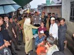 wakil-gubernur-sulbar-enny-angraeni-anwar-menyambangi-korban-kebakaran_20180828_172906.jpg