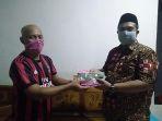 wakil-ketua-dprd-kabupati-maros-chaidir-syam-mengunjungi-domisili-pasien-yang-positif-corona.jpg