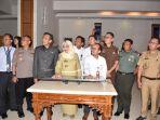 wakil-ketua-i-dprd-sulbar-usman-suhuriah-mengenakan-pakaiaan-dinas-abu-abu.jpg