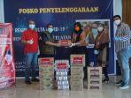 wakil-sekretaris-pdip-sulsel-risfayanti-muin-tengah-menyerahkan-bantuan-minuman-sehat.jpg