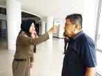 wali-kota-palopo-judas-amir-mengukur-suhu-tubuh-sebelum-masuk-kantor.jpg