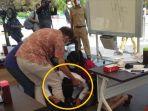 wali-kota-surabaya-risma-sujud-di-kaki-dokter.jpg
