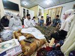 walikota-makassar-danny-pomanto-saat-melayat-ke-rumah-duka-ichwan-jacub.jpg