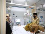 walikota-makassar-danny-pomanto-saat-mengunjungi-malik-b-masri-di-siloam-hospital.jpg