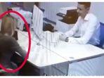wanita-buka-baju-di-depan-manager-bank.jpg