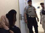 wanita-ini-digerebek-selingkuh-oleh-satpol-pp-yang-ternyata-kerabat-suaminya.jpg