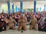 warga-PKH-Kabupaten-Maros-mengikuti-gerakan-makan-telur.jpg