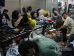 warga-berbelanja-di-pasar4.jpg