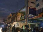 warga-berkerumun-akibat-panik-melihat-asap-mengepul-di-kantor-bri-unit-pasar-baru-polewali.jpg