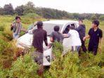 warga-dan-aparat-kepolisian-dari-polsek-kalukku-mengamankan-barang-bukti.jpg