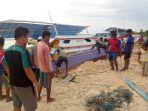 warga-gotong-royong-memperbaiki-kapal-rusak-parah.jpg