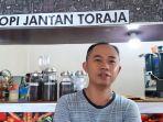 warga-makale-sekaligus-owner-kopi-jantan-di-kompleks-pasar-seni-makale-sumartoyo.jpg