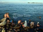 warga-makassar-percaya-terapi-air-laut-untuk-kebugaran-tubuh-2262021.jpg