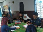 warga-maros-mengambil-dan-mengisi-formulir-pendaftaran-dara-dan-daeng-di-sekretariat-bersama.jpg