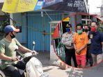 warga-melihat-warung-kelontong-yang-ditinggali-suami-istri-ansori-40-dan-tayyibah-28.jpg