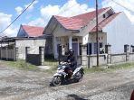 warga-melintas-di-rumah-kos-yang-sebelumnya-ditempati-psk.jpg