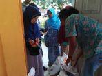 warga-memadati-kantor-desa-parenreng-pangkep-untuk-mengantri-mengambil-rastra-secara-gratis.jpg