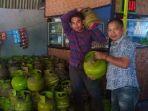 warga-membeli-gas-elpiji-di-kabupaten-sidrap.jpg
