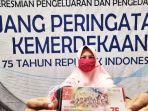 warga-menunjukkan-uang-baru-pecahan-rp-75000-di-bi-makassar-2582020.jpg