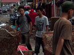 warga-mulai-membersihkan-rumahnya-pasca-diterpa-banjir.jpg
