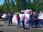 warga-prsiapan-desa-talawe-unjuk-rasa-di-kantor-dprd-sidrap.jpg