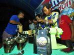 warga-saat-diajari-cara-menyeduh-kopi.jpg