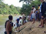 warga-sekitar-mengevakuasi-korban-tenggelam-di-sungai-tanru-tedong.jpg