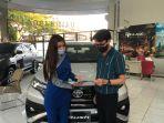 wiraniaga-kalla-toyota-sedang-memberikan-info-program-november-banjir-hadiah.jpg