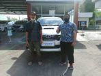 wiraniaga-toyota-trust-sedang-melakukan-serah-terima-unit-kepada-pelanggan.jpg