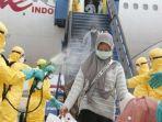 wni-dari-wuhan-china-yang-telah-disemprot-cairan-disinfektan.jpg