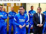 xavi-hernandez-memberikan-instruksi-kepada-pemain-barcelona-di-ruang-ganti.jpg