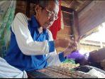 yohanis-p-pengrajin-miniatur-rumah-adat-mamasa-1.jpg