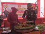 yudha-wirajati-kusuma-dan-mitha-yudha-wirajati-kusuma-memotong-tumpeng.jpg