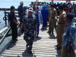 yusup-di-pulau-saugi_20160524_132320.jpg<pf>danlantamal-vi-di-pulau-saugi_20160524_132429.jpg<pf>yusup-tiba_20160524_132643.jpg