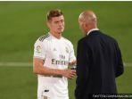 zinedine-zidane-kiri-dan-toni-kroos-saat-berdiskusi-di-tengah-pertandingan-3092020.jpg