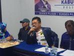 zulkarnain-pangki-memegang-microfon.jpg