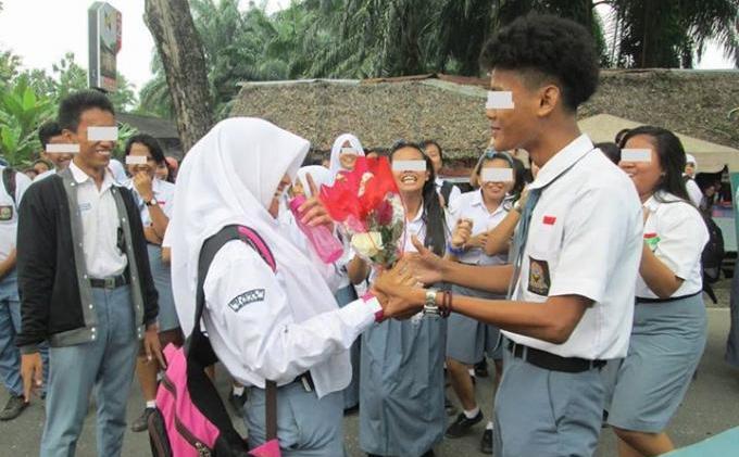 Foto-foto Anak SMA Berjilbab Dipeluk Cowok dan Anak SD Disuapi Anak SMP - sma_3.jpg