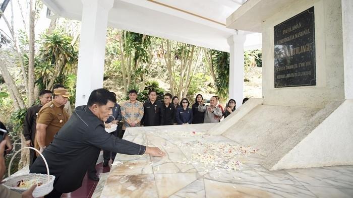 Jelang HUT ke-61 Sulawesi Utara, Gubernur Sulut YSK Ziarah ke Makam Pahlawan Nasional Sam Ratulangi