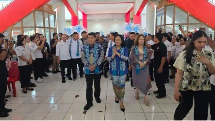 Gubernur YSK Salurkan Bantuan di Safari Natal Pemprov Sulut di Minsel