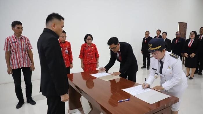 PELANTIKAN - Sebanyak 23 Pejabat Pengawas dan Administrator Pemkab Mitra yang dilantik Bupati Ronald Kandoli pada Kamis, 6 November 2025.  Mulai dari  Inspektur Pembantu Wilayah I, Inspektorat Daerah, Camat Tombatu Utara hingga Pemerintahan, Kecamatan Tombatu.