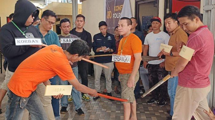 Rekonstruksi Pembunuhan Bemo Preman Manado, Opal Rebut Pisau saat Adegan 15