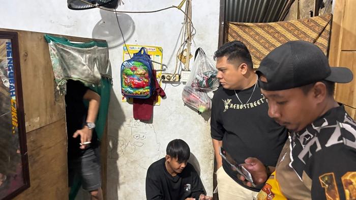 PENYITAAN CAPTIKUS - Timsus Satya Polres Minut mengamankan 25 liter miras captikus di Desa Kolongan Tetempangan, Kecamatan Kalawat, Kabupaten Minut, Provinsi Sulut, Minggu (9/11/2025). CT diduga menjadi pemicu terjadinya tindak pidana pengancaman dan perampasan.