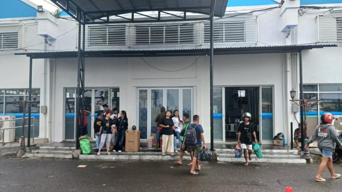 PELABUHAN MANADO - Aktivitas di Pelabuhan Manado, Sulawesi Utara, Minggu (4/1/2026). Arus balik Natal 2025 dan Tahun Baru 2026 meningkat.