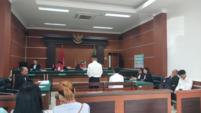 SIDANG - Sidang lanjutan kasus pembunuhan Alberto Benedict Joel Tanos dengan agenda pembacaan pledoi digelar di Pengadilan Negeri Manado, Jalan Adipura Raya, Kelurahan Kima Atas, Kecamatan Mapanget, Kota Manado, Sulawesi Utara, Senin (27/4/2026). Sidang dipimpin oleh Ketua Majelis Hakim, Estafana Purwanto.
