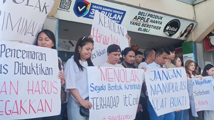 AKSI DAMAI - Ratusan karyawan dan staf IT Center Manado menggelar aksi damai pada Selasa (2/6/2026) sebagai bentuk protes terhadap dugaan kriminalisasi dalam kasus pencemaran lingkungan yang menyeret pihak IT Center.