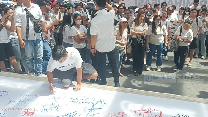 AKSI DAMAI - Sejumlah warga dalam aksi tanda tangan dukungan pada It Centre