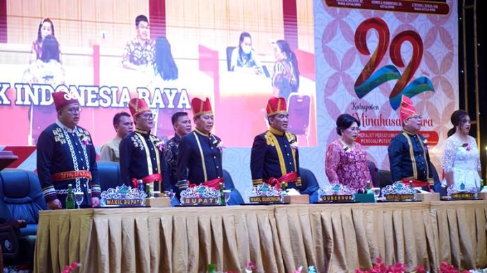 APRESIASI - Gubernur Sulawesi Utara Yulius Selvanus Komaling (YSK) memberikan apresiasi besar kepada Kabupaten Minahasa Utara yang mengirimkan jumlah atlet terbanyak dalam ajang Pekan Olahraga Provinsi (Porprov) Sulut XII tahun 2025. Apresiasi tersebut disampaikan Gubernur YSK dalam Rapat Paripurna Istimewa HUT ke-22 Kabupaten Minahasa Utara di Ballroom Sutan Raja Hotel, Kamis (20/11/2025).