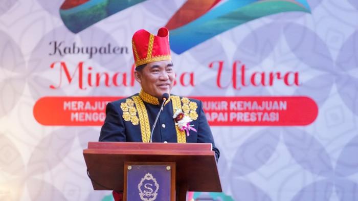APRESIASI - Gubernur Sulawesi Utara Yulius Selvanus Komaling (YSK) memberikan apresiasi besar kepada Kabupaten Minahasa Utara yang mengirimkan jumlah atlet terbanyak dalam ajang Pekan Olahraga Provinsi (Porprov) Sulut XII tahun 2025. Apresiasi tersebut disampaikan Gubernur YSK dalam Rapat Paripurna Istimewa HUT ke-22 Kabupaten Minahasa Utara di Ballroom Sutan Raja Hotel, Kamis (20/11/2025).