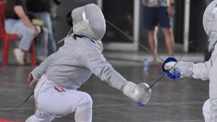 ATLET ANGGAR - Queen Yiska Lombok saat berlomba. Atlet cantik asal Manado in menyabet medali emas cabor Anggar Sabel Putri Porprov Sulut 2025.